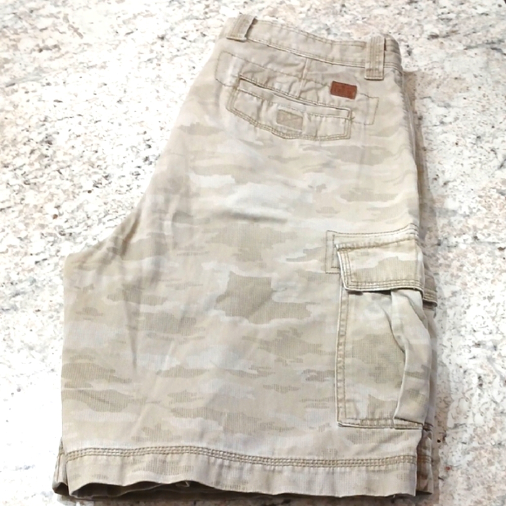 IZOD Camouflage Mens Cargo Shorts..36